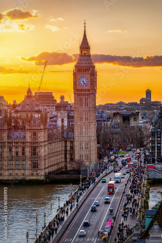 Obraz na płótnie The Big Ben clocktower and Westminster Bridge in London, England, during a golden sunset w salonie