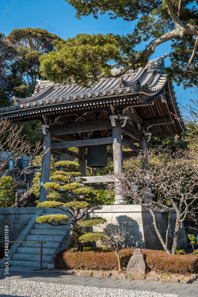 Traditioneller japanischer Glockenturm in einer Tempelanlage Traditioneller japanischer Glockenturm in einer Tempelanlage