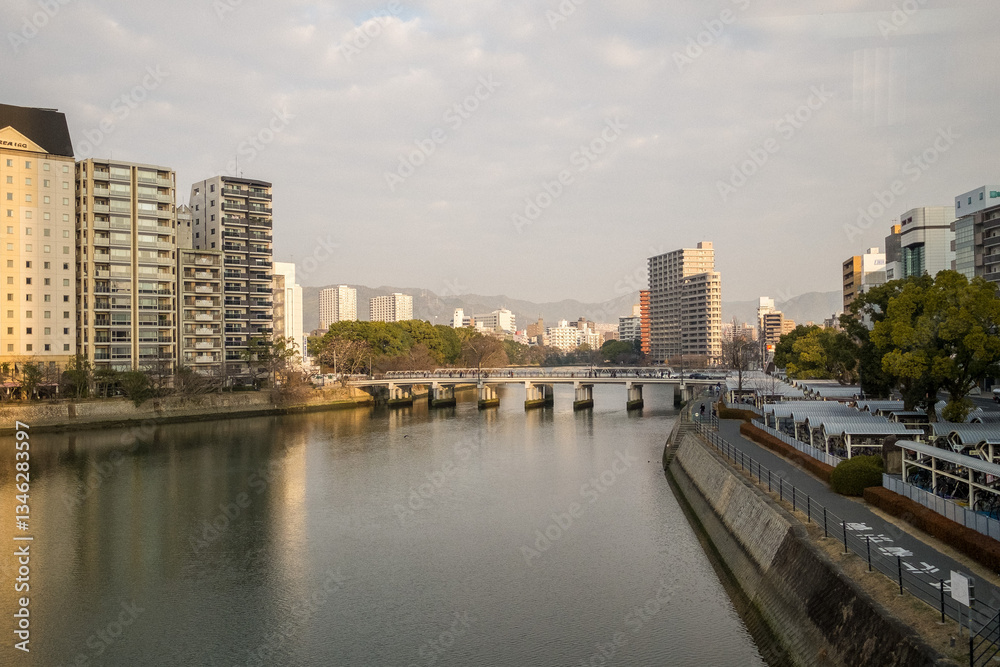 Flusslandschaft mit Brücke und moderner Skyline in Japan Flusslandschaft mit Brücke und moderner Skyline in Japan