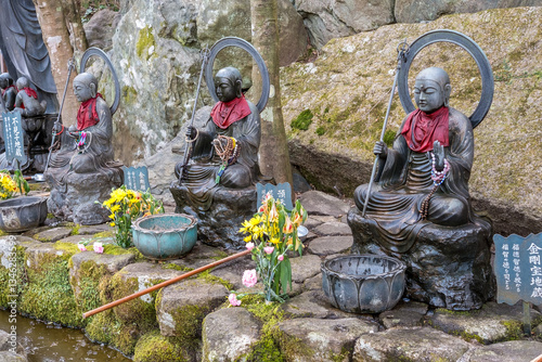 Jizo Statuen mit Gebetsketten und roten Schals in Japan photo
