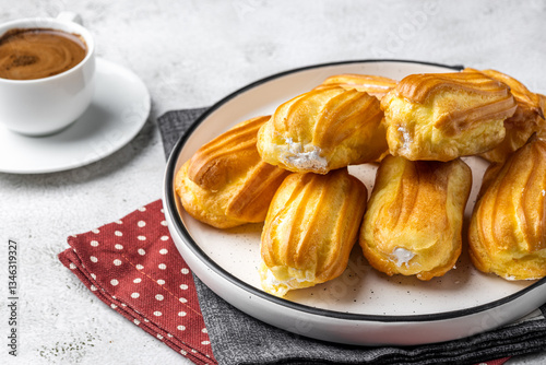 Foto French eclair with custard