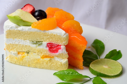 Fototapeta Naklejka Na Ścianę i Meble -  cake with fruits