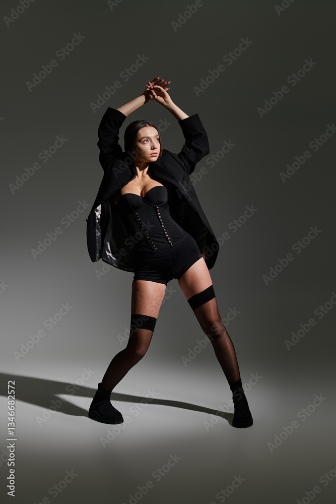 Obraz premium Stylish gymnast showcases flexibility and confidence in a modern artistic pose