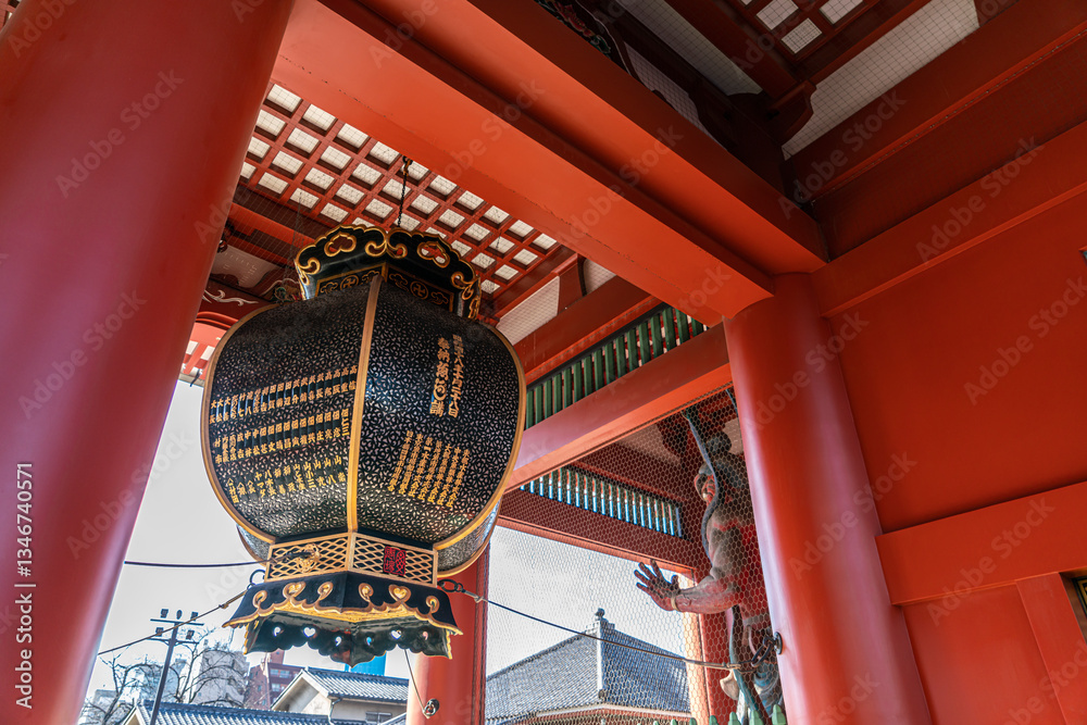 Fototapeta premium Hozomon gate of Senso-ji temple in Asakusa, Tokyo, Japan