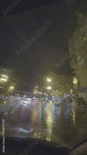 Trânsito Noturno em Lisboa Sob Chuva Refletindo Luzes Urbanas