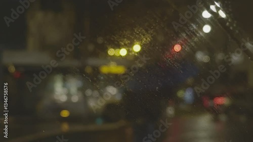 Trânsito Noturno em Lisboa Sob Chuva Refletindo Luzes Urbanas