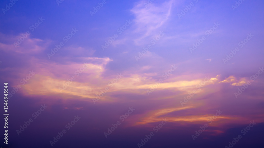 Obraz premium Sun shines brightly on the dark beautiful sky, Beautiful cloud at dusk over the city, Nature background, Evening sky, Sunset, Colorful cloud in summer, Quiet and beautiful sunset, Colorful evening sky