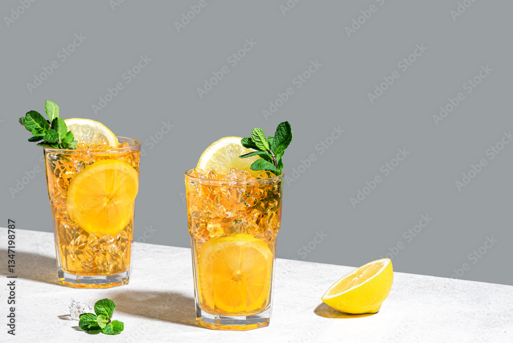 Fototapeta premium Iced tea with lemon and mint