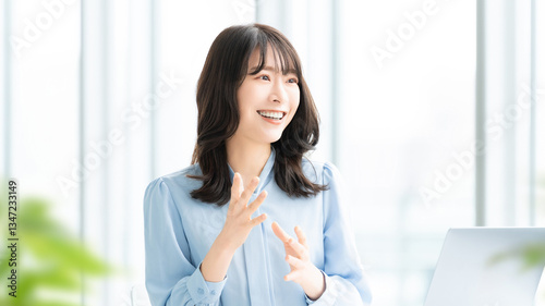 Free Download 笑顔で対話をする女性・ビジネスウーマン - GFXLoad