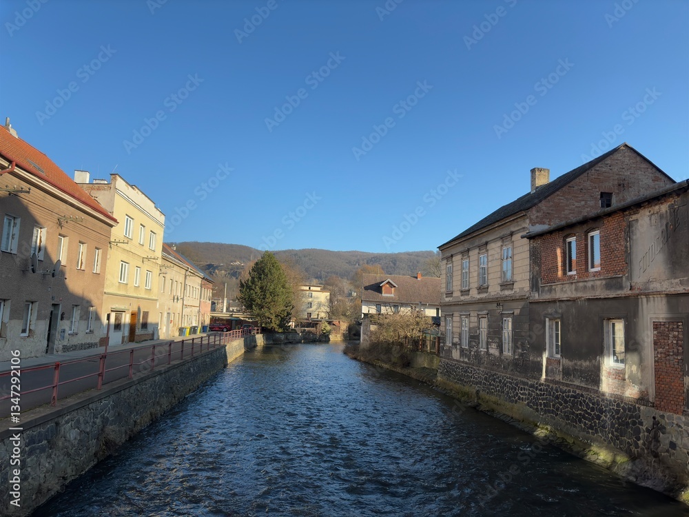 Fototapeta premium The river flows in the middle of a small town 