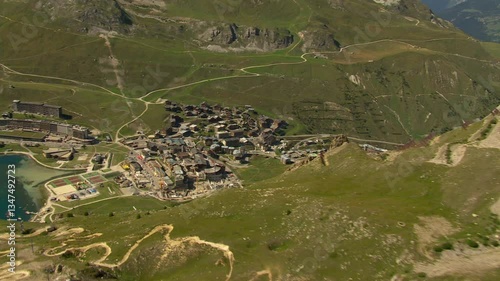 Survol panorama découverte de Tignes dans les Alpes en été