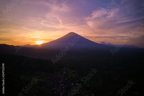 Obraz na płótnie Silhouette of the Agung volcano at sunset. Panorama of the mountain on the island of Bali. w salonie