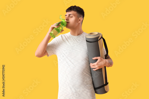 Sporty young man with bottl...