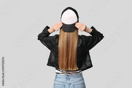 Young woman in stylish cap ...
