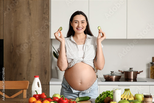 Young pregnant woman with c...
