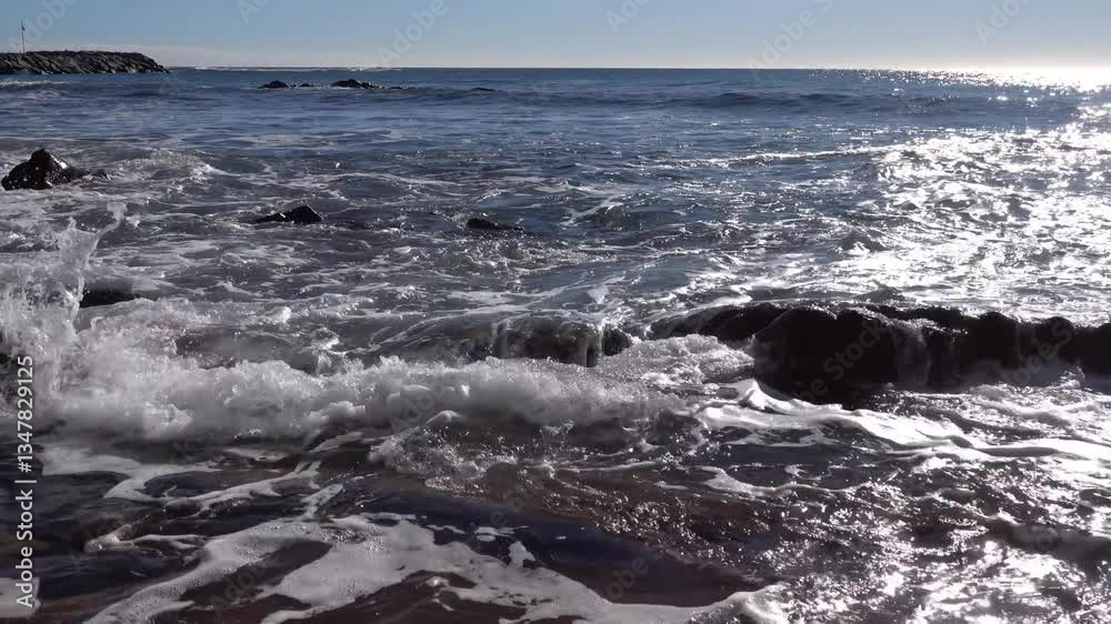 Vue rapprochée de vagues sur le rivage en mer méditerranée Vue rapprochée de vagues sur le rivage en mer méditerranée