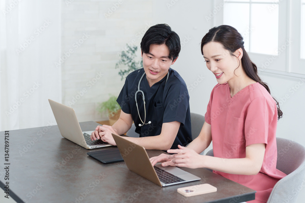 病院でミーティングする医者たち. 病院でミーティングする医者たち.