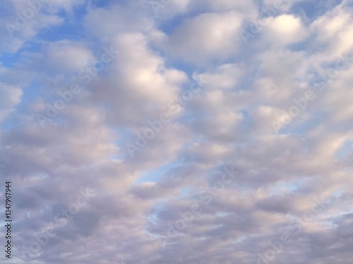 空と雲の風景、青空と白い雲、春の空の風景、春の雲の形