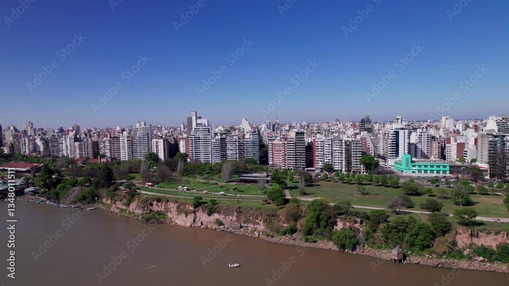 Ciudad de Rosario, costanera y el Paraná en un día soleado. Vista de edificios y paisaje urbano. Ciudad de Rosario, costanera y el Paraná en un día soleado. Vista de edificios y paisaje urbano.