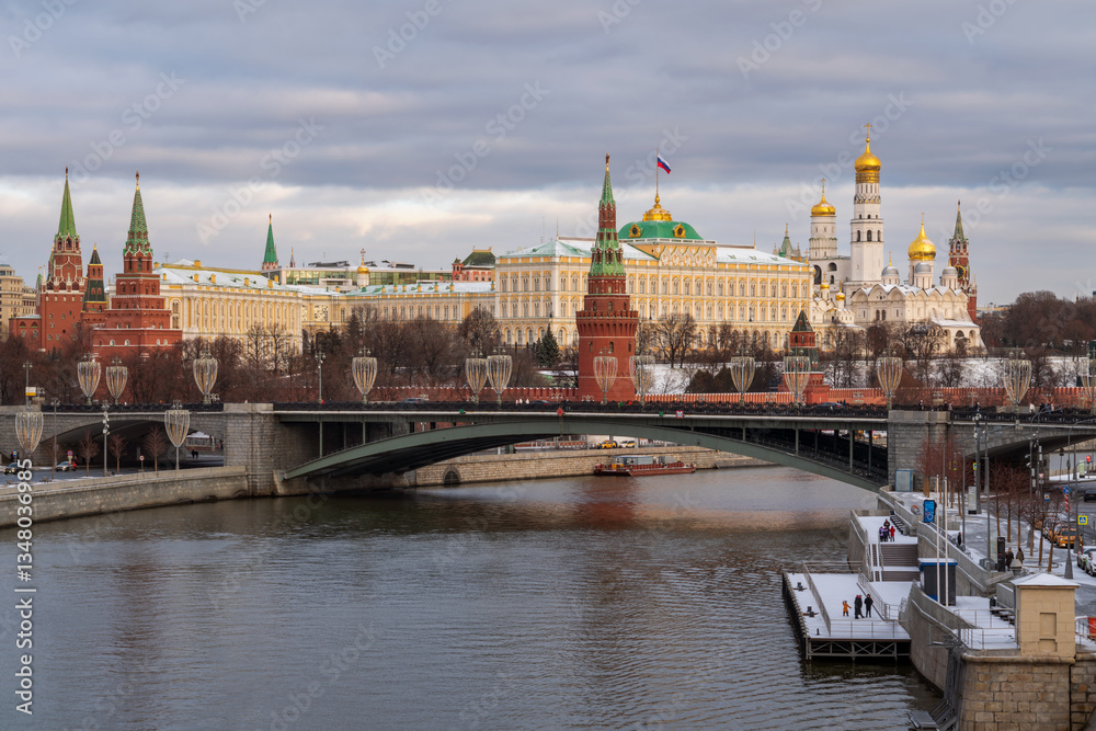 Obraz premium Grand Kremlin Palace, the ensemble of the Moscow Kremlin against the background of the Large Stone Bridge over the Moskva River, Moscow, Russia