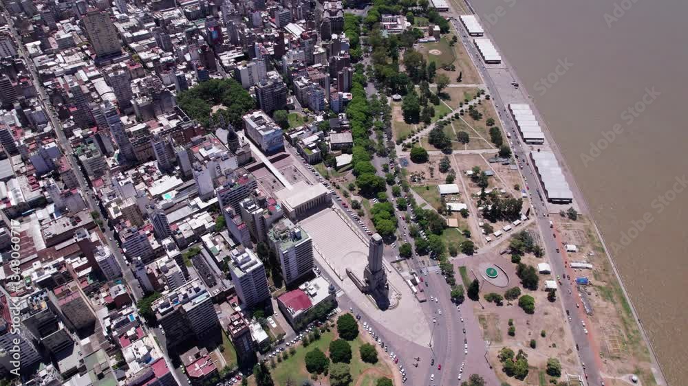 Monumento a la Bandera en Rosario, Argentina, visto con dron. Día soleado, bandera flameando, vista aérea, patria, bandera. 