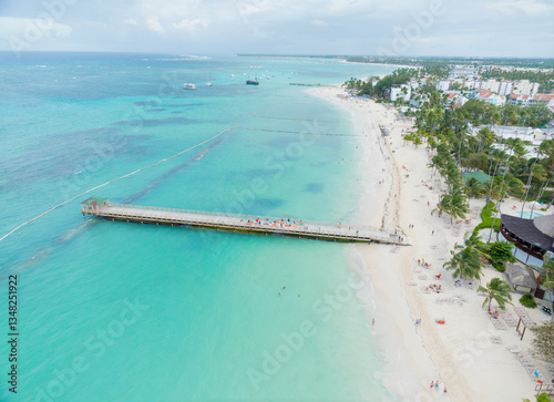 Fototapeta Naklejka Na Ścianę i Meble -  A beautiful beach with a pier and a pier with a lot of people