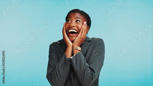 Foto Business, black woman and surprise for success in studio, winning or excited for promotion