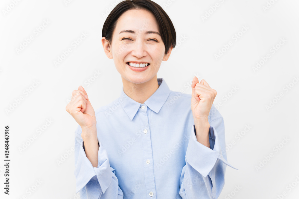 長袖シャツを着ている女性 長袖シャツを着ている女性