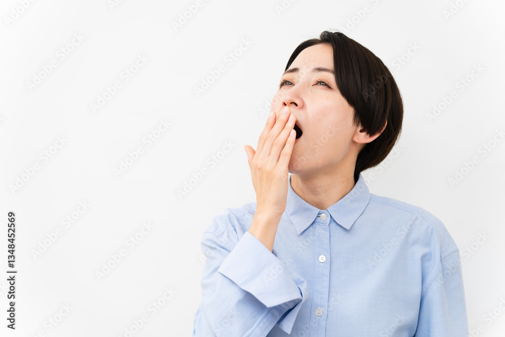 長袖シャツを着ている女性 長袖シャツを着ている女性