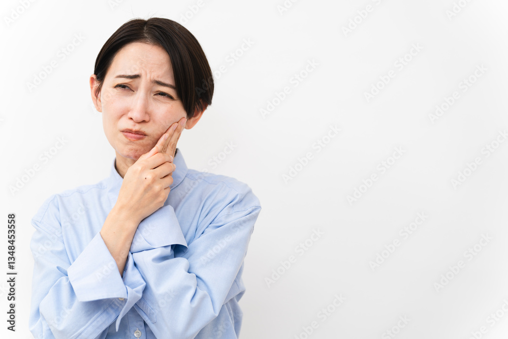 長袖シャツを着ている女性 長袖シャツを着ている女性