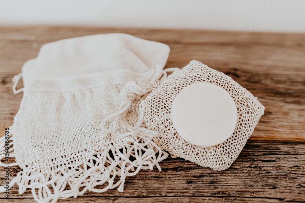 Obraz premium Reusable Bamboo Makeup Remover Pads in Natural Linen Pouch