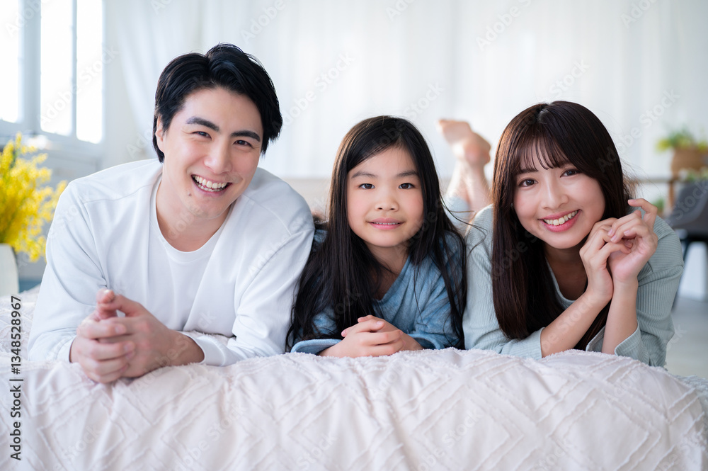 並んで笑顔の日本人男女 並んで笑顔の日本人男女