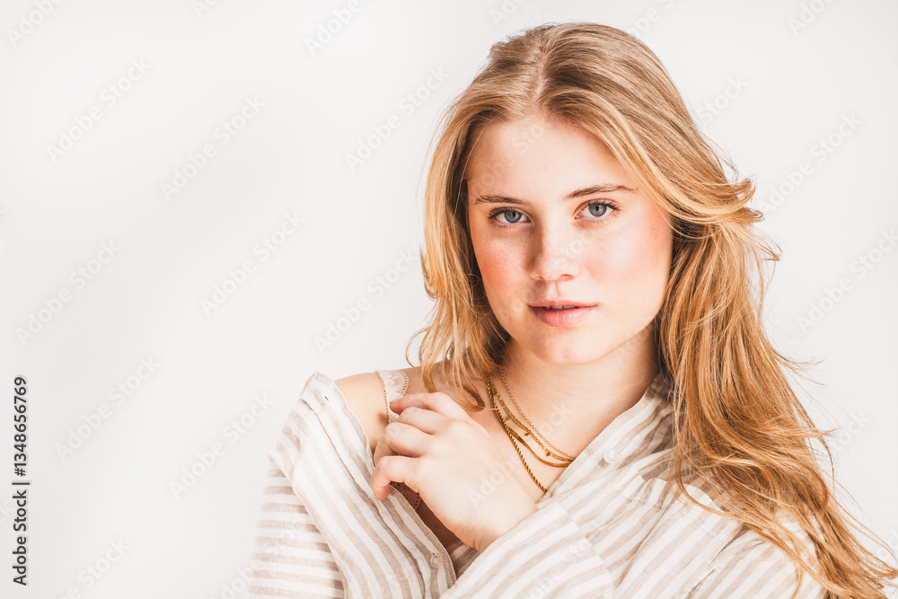 Junge Frau mit langen blonden Haaren Junge Frau mit langen blonden Haaren