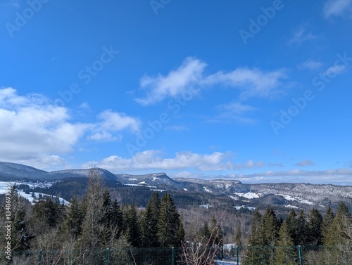 Montagne enneiger sous le soleil