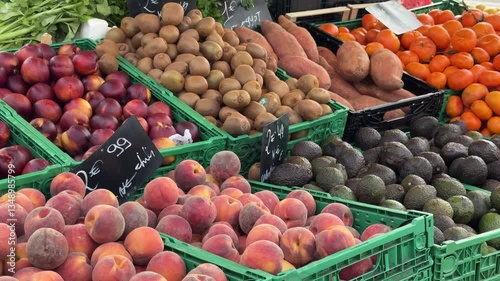Marché de fruits et légumes en France (vidéo)
