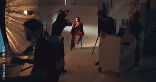 Fotografía Photoshoot, photographer and group in studio, model and pictures for fashion magazine or production