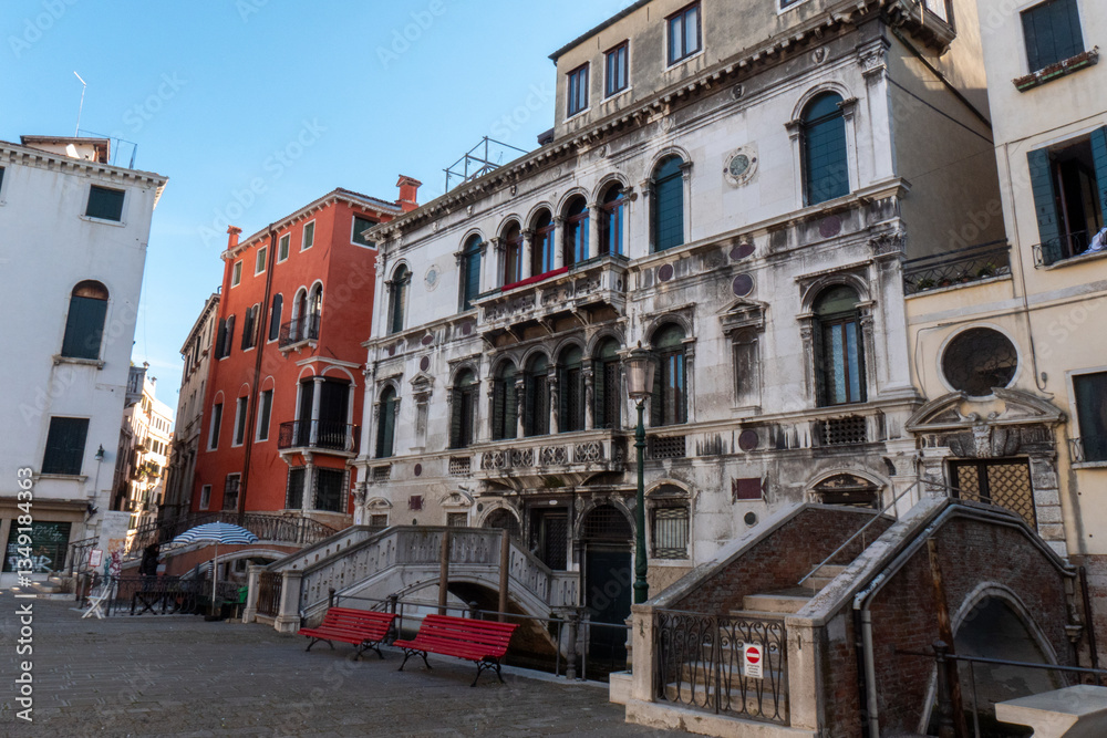 Fototapeta premium Quiet Venetian Canal at Dawn