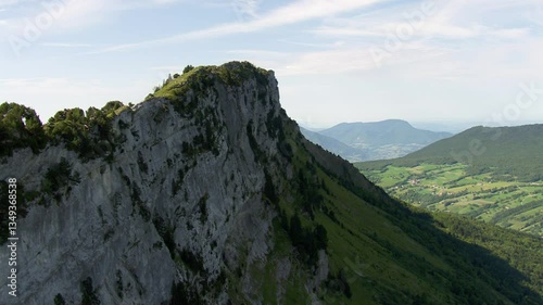 Survol du massif des Bauges, Roc des boeufs dans les Alpes en été