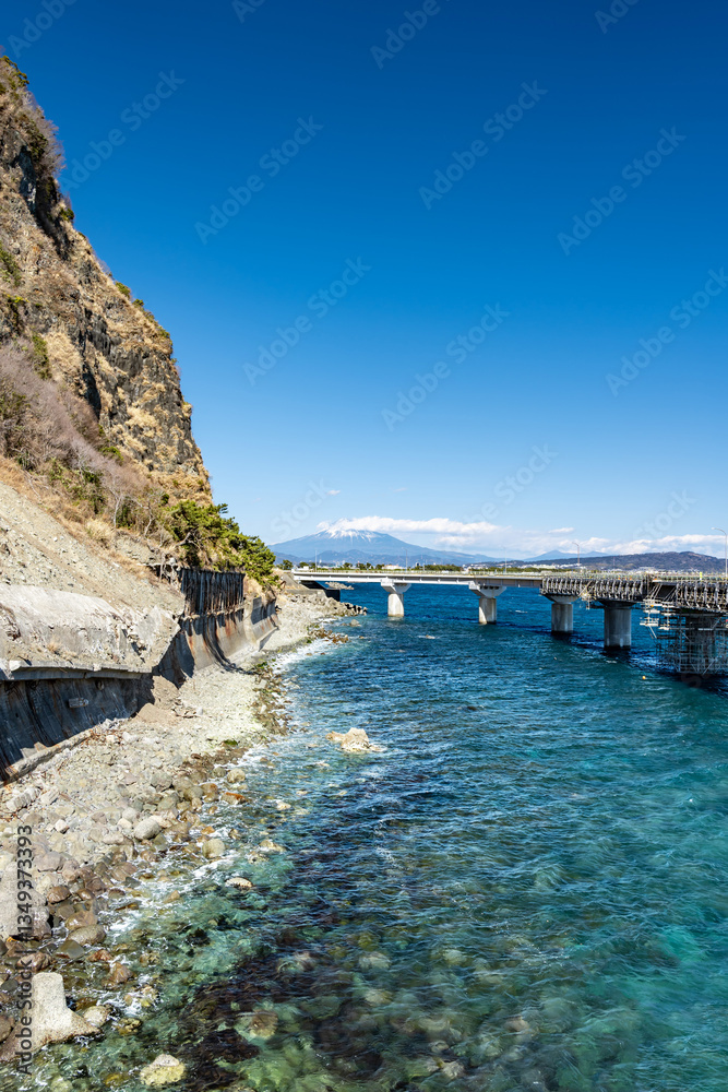Obraz premium 静岡県静岡市にある大崩海岸の海上橋と富士山 