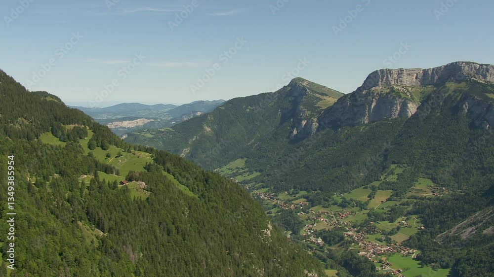 Vue aérienne panoramique du Massif des Bornes dans les Alpes Vue aérienne panoramique du Massif des Bornes dans les Alpes