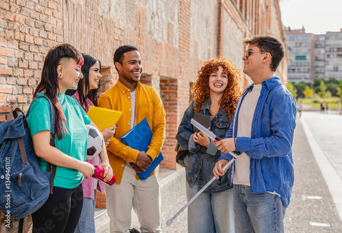 Foto Blind university student smiling and talking with friends on campus