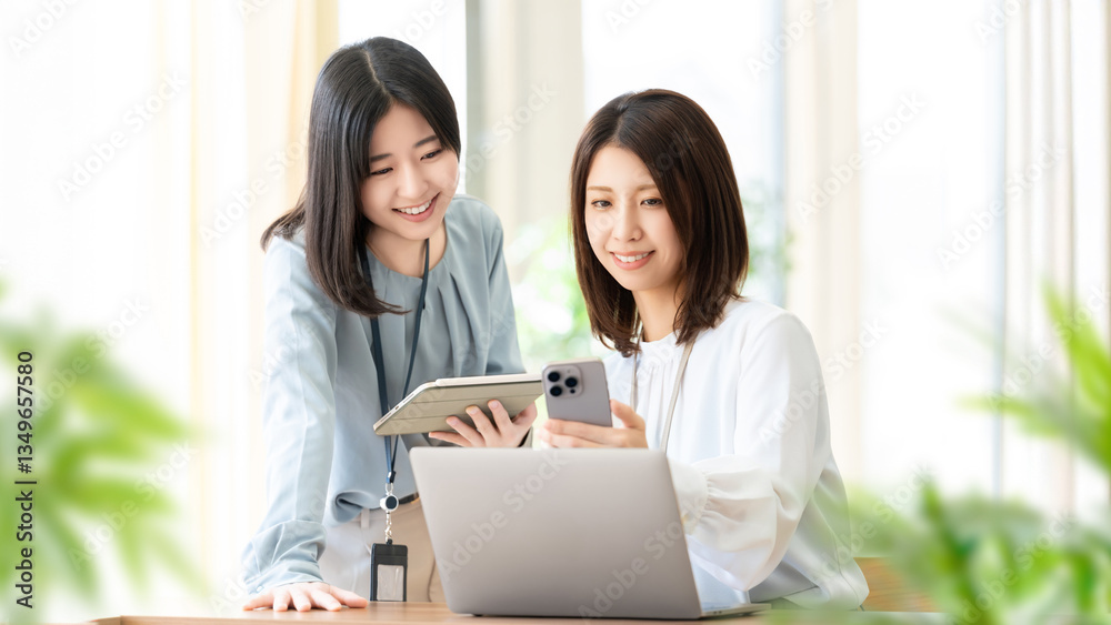 ミーティングをする2人の女性・ビジネスウーマン