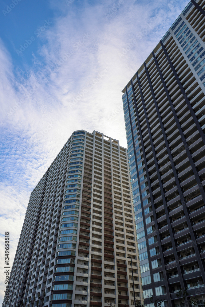 都市の象徴、青空と高層マンションのコントラスト 都市の象徴、青空と高層マンションのコントラスト