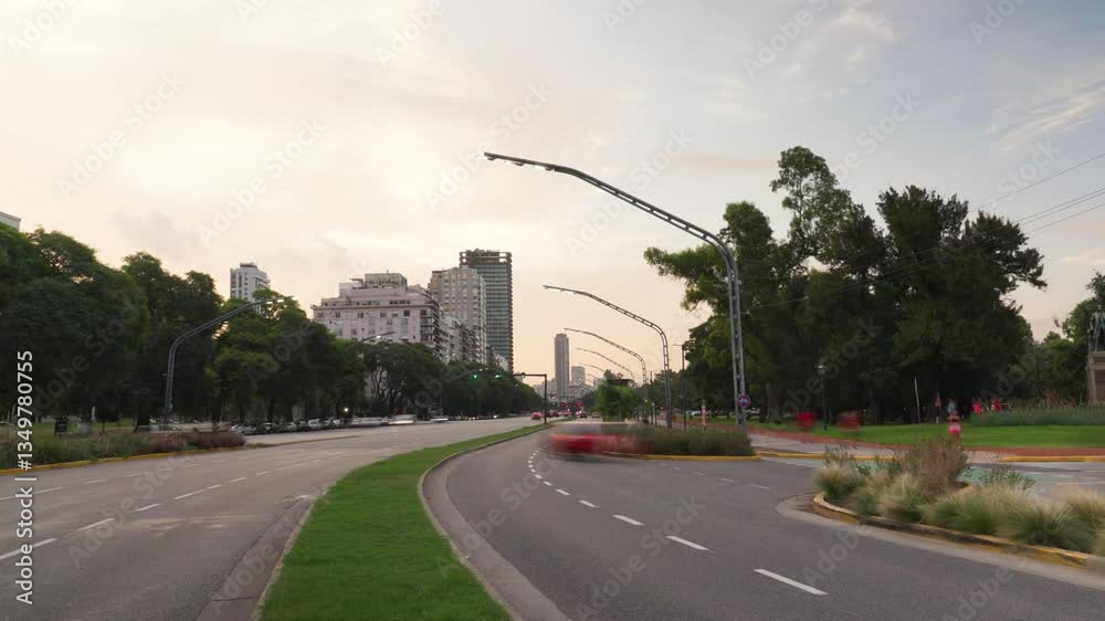 Timelapse de la Avenida Libertador, Buenos Aires, Argentina. Tráfico de autos, tarde soleada, paisaje urbano, ciudad, movilidad 