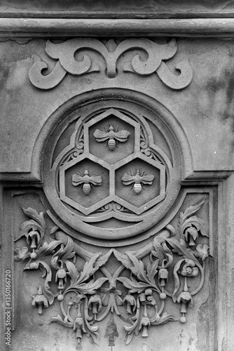 Cuadro en lienzo Black and white close-up of a carved bees and floral medallion at Bethesda Terra