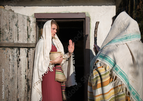 Cuadro en lienzo Girl in the door of her home