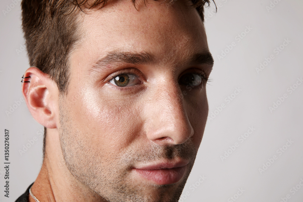 Obraz premium Cropped portrait of young handsome man wearing casual clothing posing over white background. 