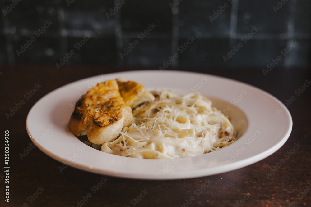 Fettuccine Pasta with Garlic Bread Fettuccine Pasta with Garlic Bread