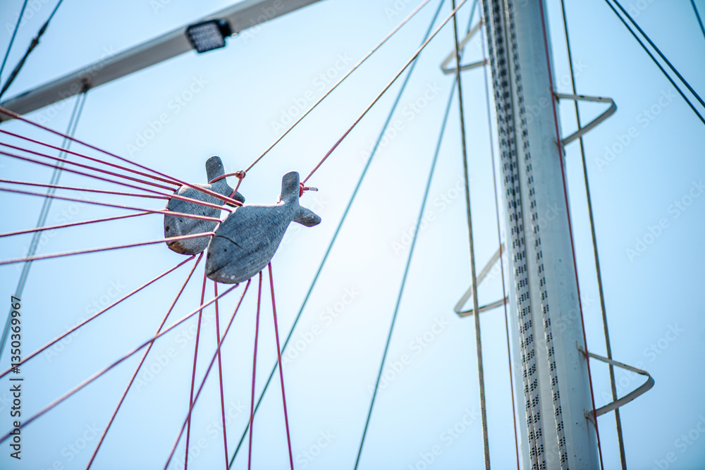 Obraz premium Ropes, Mast, and Knot on a Touristic Yacht – Sailing Essentials