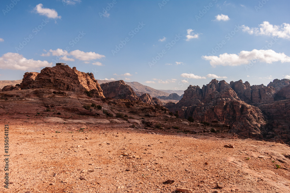 Naklejka premium A desert landscape with a mountain in the background